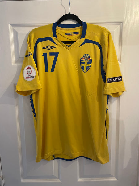 SWEDEN 2007/09 HOME FOOTBALL SHIRT ‘LARSSON #17’ (L)