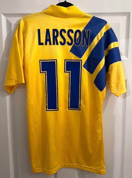 SWEDEN 1992/94 HOME FOOTBALL SHIRT ‘LARSSON #11’ (M)