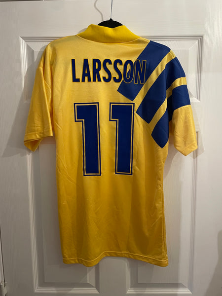 SWEDEN 1992/94 HOME FOOTBALL SHIRT ‘LARSSON #11’ (M)