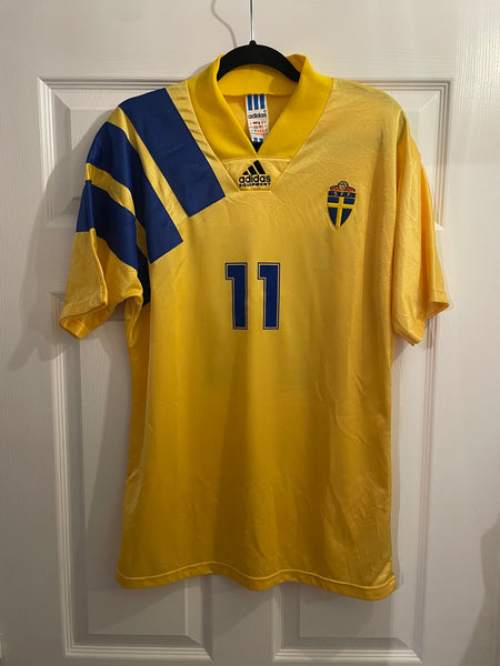 SWEDEN 1992/94 HOME FOOTBALL SHIRT ‘LARSSON #11’ (M)