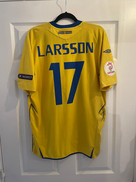 SWEDEN 2007/09 HOME FOOTBALL SHIRT ‘LARSSON #17’ (L)