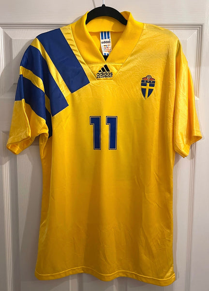 SWEDEN 1992/94 HOME FOOTBALL SHIRT ‘LARSSON #11’ (M)